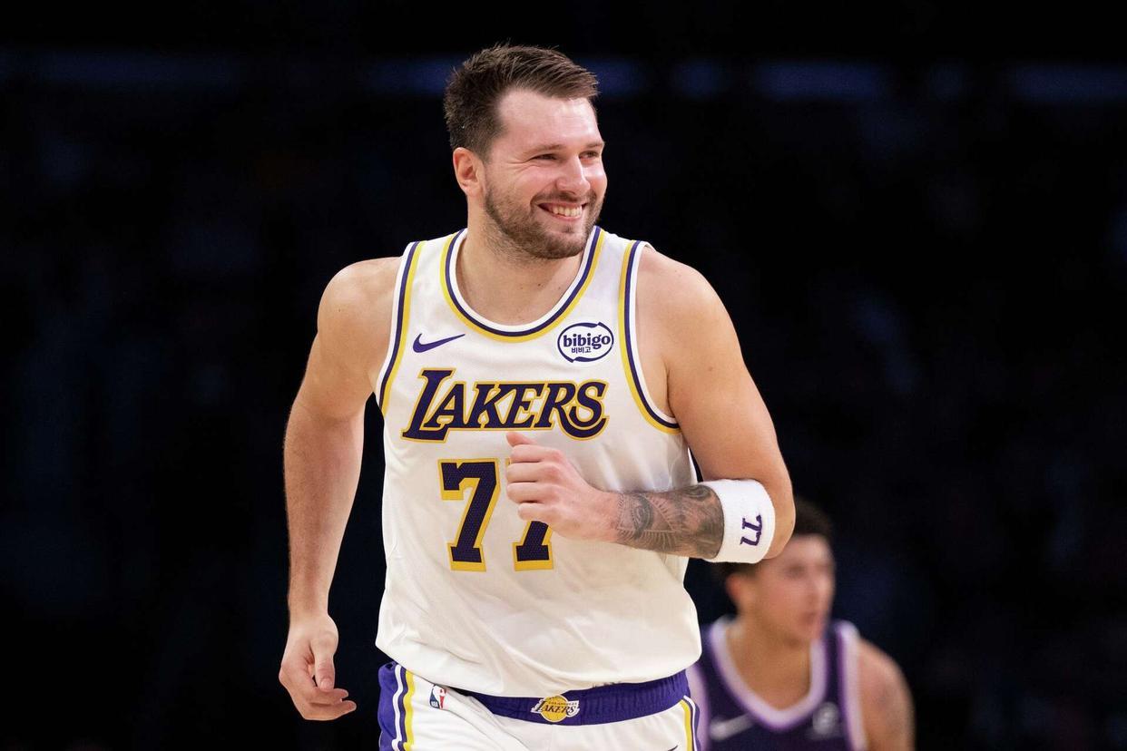 开云-东契奇28+5+9+4记3分创NBA第1神迹，湖人完胜国王！詹姆斯创纪录